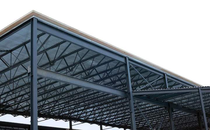 Poser une couverture industrielle étanche, résistante et durable.